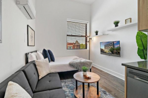 Stylish Uptown Studio Apt with a Modern Kitchen